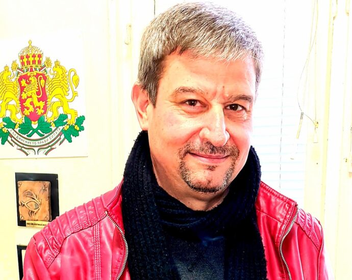 julian petrov 705211 Синдикат „Образование“ смята, чe е крайно време всички ученици да се върнат в училище и при поява на заразени ученици или персонал да се прилага диференциран подход