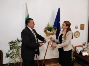 ou slavchev 200521 1 Ваня Събчева предаде печата на администрацията и ключовете на кабинета на новия Областен управител Светослав Славчев