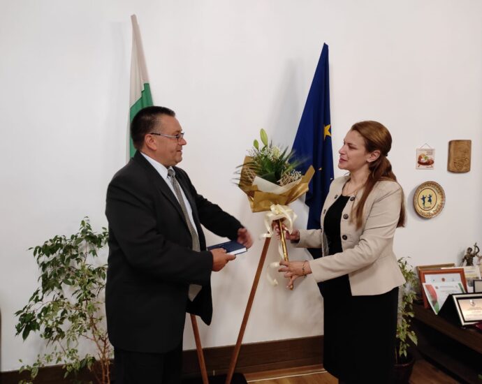 ou slavchev 200521 1 Ваня Събчева предаде печата на администрацията и ключовете на кабинета на новия Областен управител Светослав Славчев