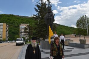 pametnik ekzarh josif 505211 Кметът на Община Ловеч Корнелия Маринова, Ловчанският митрополит Гавриил и ученици от местната Езикова гимназия поднесоха цветя пред паметника на Екзарх Йосиф Първи