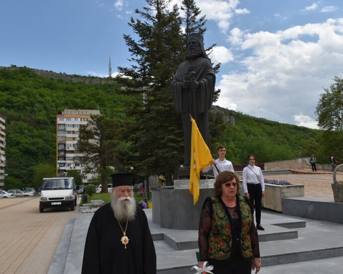 pametnik ekzarh josif 505211 Кметът на Община Ловеч Корнелия Маринова, Ловчанският митрополит Гавриил и ученици от местната Езикова гимназия поднесоха цветя пред паметника на Екзарх Йосиф Първи