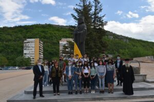 pametnik ekzarh josif 505216 Кметът на Община Ловеч Корнелия Маринова, Ловчанският митрополит Гавриил и ученици от местната Езикова гимназия поднесоха цветя пред паметника на Екзарх Йосиф Първи