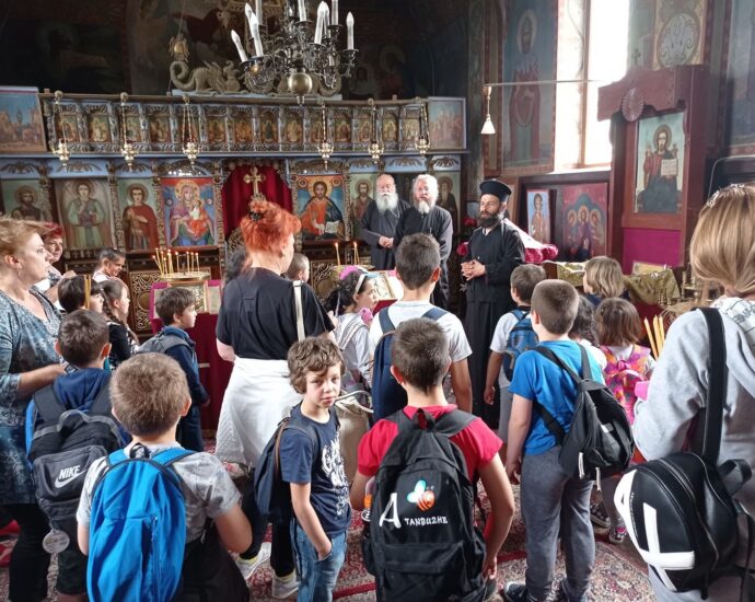 uchilishte glojenski 2605211 Учениците от ЧНУ „Св. Седмочисленици“ – Ловеч посетиха Гложенския манастир и пещерата Съева дупка