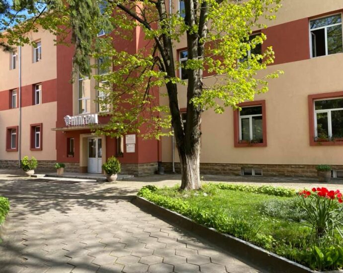 veter1005212 Националната професионална гимназия по ветеринарна медицина (НПГВМ) „Проф. д-р Димитър Димов” в Ловеч отбелязва този месец 75 години от създаването