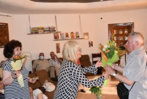 bankov 2506213 Кметът на Ловеч Корнелия Маринова връчи на писателя проф. Банко П. Банков почетния медал на общината