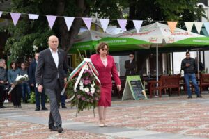 botev ploshtad 106211 Ловеч отбеляза паметния 2 юни с поднасяне на венци и цветя пред скулптурната композиция за Априлското въстание зад Младежки дом и пред паметника на воеводата Тодор Кирков във „Вароша“