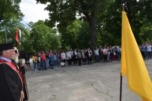 diplomi eikova 140621 4 Тържествено 169 зрелостници от Езикова гимназия получиха своите дипломи. Първенец на випуска е Ан-Никол Валериева Мартинчева (отличен успех 6.00)