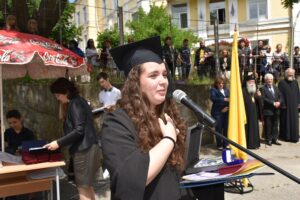 diplomi eikova 140621 7 Тържествено 169 зрелостници от Езикова гимназия получиха своите дипломи. Първенец на випуска е Ан-Никол Валериева Мартинчева (отличен успех 6.00)