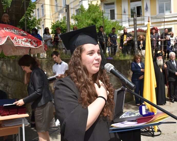 diplomi eikova 140621 7 Тържествено 169 зрелостници от Езикова гимназия получиха своите дипломи. Първенец на випуска е Ан-Никол Валериева Мартинчева (отличен успех 6.00)