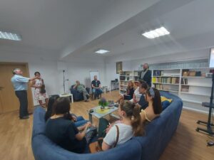 ezikova kat 2906213 С тържествен водосвет и среща-разговор с писателите и възпитаници на ПЕГ „Екзарх Йосиф I“ – Ловеч Владо Даверов и Цветозар Цаков беше открит кът за четене в Езиковата