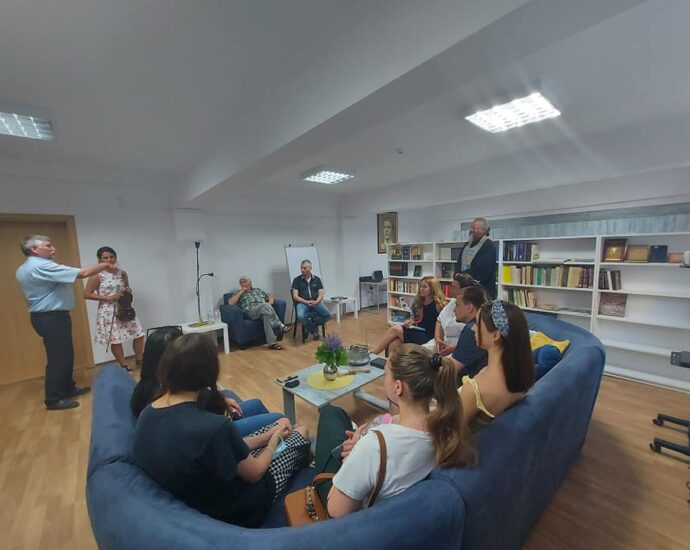 ezikova kat 2906213 С тържествен водосвет и среща-разговор с писателите и възпитаници на ПЕГ „Екзарх Йосиф I“ – Ловеч Владо Даверов и Цветозар Цаков беше открит кът за четене в Езиковата