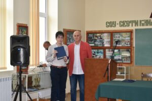 gimnazia 1706211 Абитуриентите от СУ „Св. Климент Охридски“ в Ловеч получиха сутринта своите дипломи