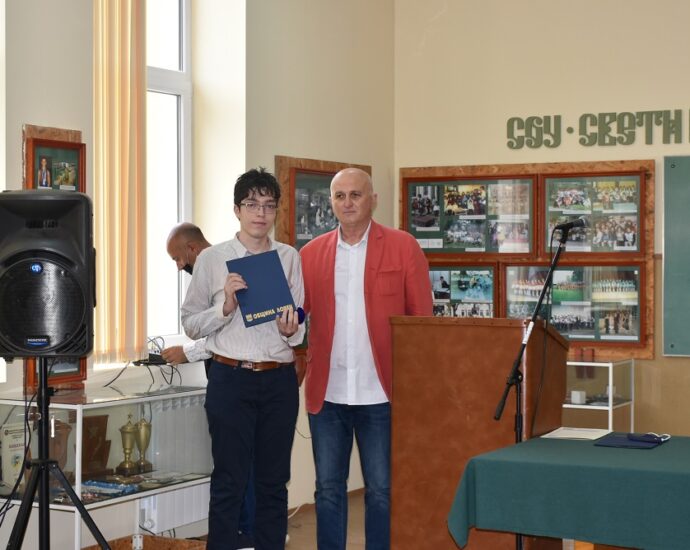gimnazia 1706211 Абитуриентите от СУ „Св. Климент Охридски“ в Ловеч получиха сутринта своите дипломи