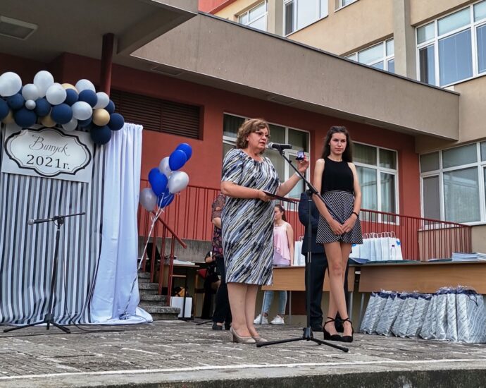 mg 2206211 На тържествена церемония 100 абитуриенти завършили успешно учебната година получиха своите дипломи в рофилираната природо-математическа гимназия в Ловеч