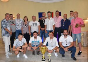 osam handbal 300621 1 Кметът Маринова и Президента на федерацията по хандбал Росен Добрев връчиха сребърните медали и купата на ХК „Осъм“