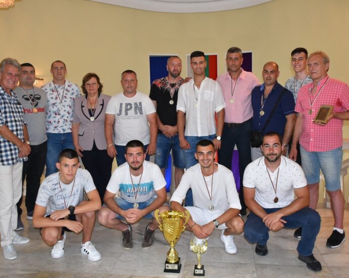 osam handbal 300621 1 Кметът Маринова и Президента на федерацията по хандбал Росен Добрев връчиха сребърните медали и купата на ХК „Осъм“