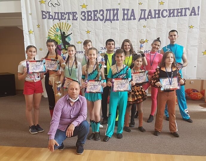 rock smile 906211 2 златни. 2 сребърни и един бронзов медал спечелиха момичетата и момчетата от "Роксмайл" Ловеч от турнира във Варна