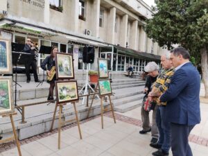 sinia zona izlojba 1606212 Пред Ловчанско читалище „Наука 1870“ бе открита изложбата от традиционния Национален пленер по живопис за художници с физически увреждания "Синя зона"