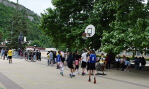 street basket 106212 Традиционното баскетболно шоу „Стрийт баскет“ се проведе на 1 юни на площад „Екзарх Йосиф I“ в Ловеч