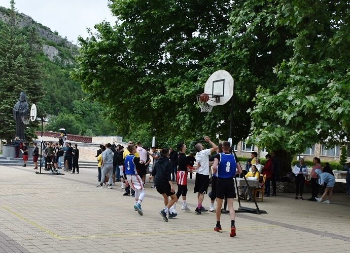 street basket 106212 Традиционното баскетболно шоу „Стрийт баскет“ се проведе на 1 юни на площад „Екзарх Йосиф I“ в Ловеч