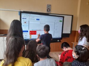 uchilishte stem 1506213 В ОУ „Васил Левски“ се проведе втора онлайн международна среща по програма „ЕРАЗЪМ +“ с която приключват дейностите по проект “STEM + A AROUND US”