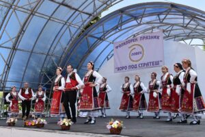 horo pod stratesh 1708211 Десетият фолклорен празник "Хоро под Стратеш" се проведе на 17 юли в Ловеч. Десет фолклорни състава от Северна и Южна България се включиха в празника