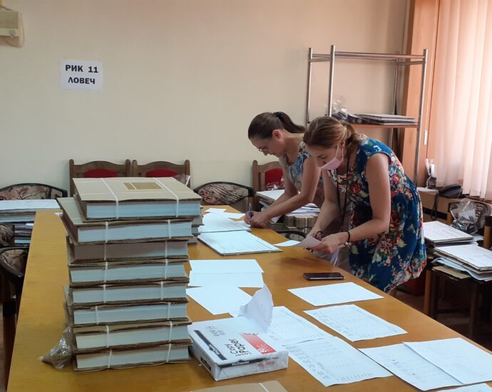 izborni knija 107211 1 Изборните книжа за вота на 11 юли пристигнаха в областната администрация