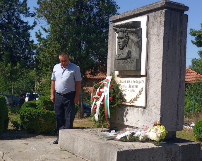 kakrina 1807211 Областният управител се поклони пред паметта на Апостола