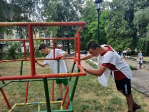 red cross ploshtadka 2307211 4 ДОБРОВОЛЦИТЕ ОТ БМЧК – ТЕТЕВЕН БОЯДИСАХА ЛЮЛКИ И ПОЧИСТИХА ПРОСТРАНСТВО ОКОЛО ДЕТСКИ КЪТ ЗА ИГРА