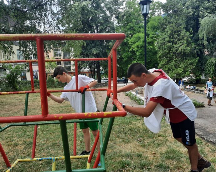 red cross ploshtadka 2307211 4 ДОБРОВОЛЦИТЕ ОТ БМЧК – ТЕТЕВЕН БОЯДИСАХА ЛЮЛКИ И ПОЧИСТИХА ПРОСТРАНСТВО ОКОЛО ДЕТСКИ КЪТ ЗА ИГРА