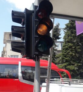 svetofar 807211 Община Ловеч възстанови унищожената от 19-годишен шофьор светофарна уредба при аптека „Марешки“