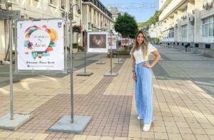 bebetata lovech 308211 В пешеходната зона пред Община Ловеч може да видите изложбата „Бебетата на Ловеч“ на младия фотограф Йоанна Цачева