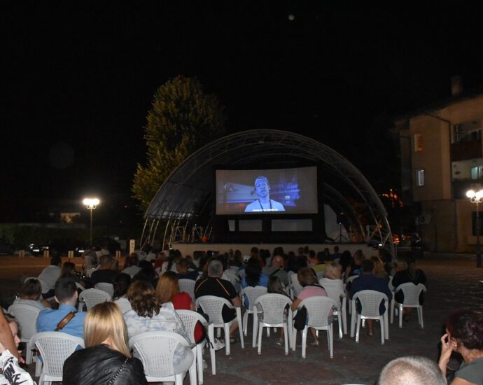 kino pod zvezdite 2508211 В Ловеч започна тридневния филмов маратон „Кино под звездите“