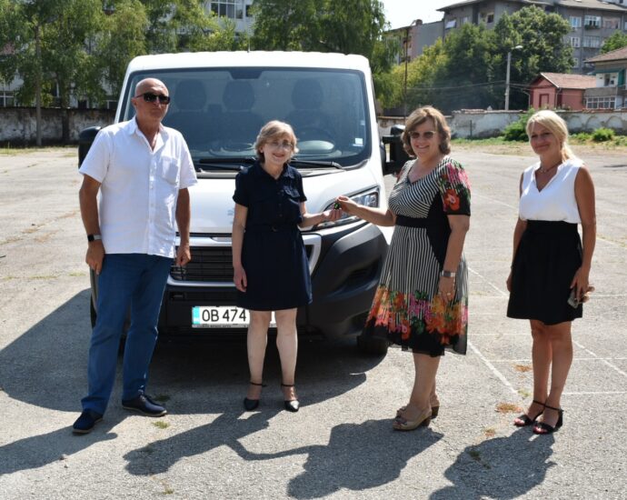 nov avto 1008211 Детска кухня в Ловеч получи новозакупен лекотоварен автомобил