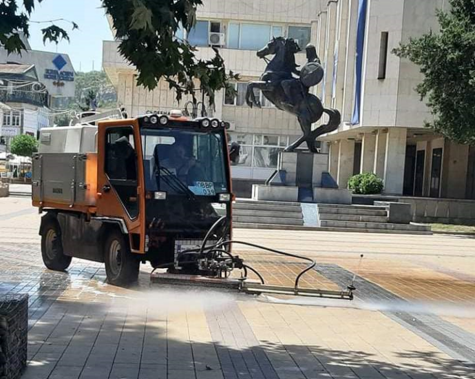 orosiavane 208211 Заради високите температури в Ловеч по нареждане на кмета на Корнелия Маринова от общинската фирма „Еко” ЕАД започнаха оросяване на основни площади и улици