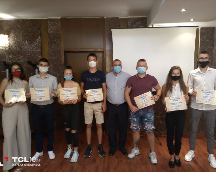 ou nagradi 1908211 2 Отличените за Международния ден на младежта ученици получиха наградите си от областния управител