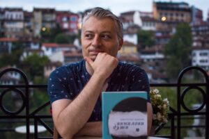 vinilovi dushi 3108212 Регионална библиотека "Проф. Беню Цонев" и Културно-образователен център и музейна сбирка " Д-р Васил Радославов" ВИ КАНЯТ на среща-разговор с Цветозар Цаков и представяне на дебютната му книга "Винилови души"