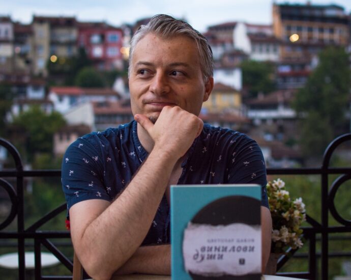 vinilovi dushi 3108212 Регионална библиотека "Проф. Беню Цонев" и Културно-образователен център и музейна сбирка " Д-р Васил Радославов" ВИ КАНЯТ на среща-разговор с Цветозар Цаков и представяне на дебютната му книга "Винилови души"