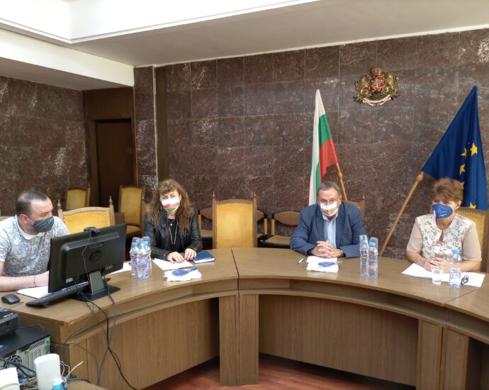 OU prebroiavane 2109211 2 До вчера електронно са се преброили 18 286 жители на област Ловеч, които обитават 8327 домакинства