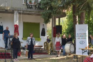 devetaki 709211 Гост на съборa "Девет песни от извора" в Деветаки беше кметът на Община Ловеч Корнелия Маринова