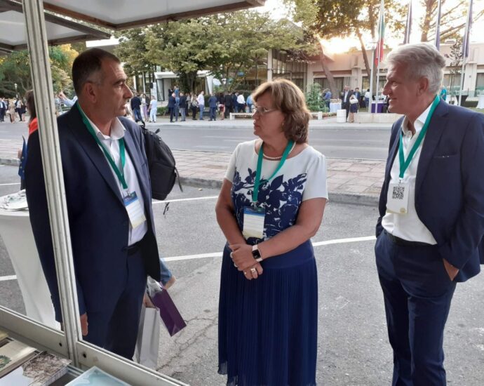 expo albena kmet 2109211 Кметът Корнелия Маринова и Председателят на ОбС Ловеч Петър Цолов посетиха ловешкия павилион на Специализираното изложение „Общинско експо“ в курортен комплекс "Албена"