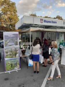 expo albena kmet 2109212 Кметът Корнелия Маринова и Председателят на ОбС Ловеч Петър Цолов посетиха ловешкия павилион на Специализираното изложение „Общинско експо“ в курортен комплекс "Албена"