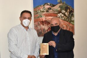 grisha genov 409211 Плакет „С най-добри пожелания“ от името на кмета на Община Ловеч Корнелия Маринова бе връчен на о.з. полк. Гриша Генов, председателят на УС на СОСЗР