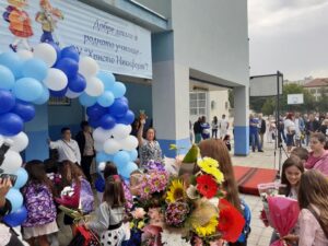 kmet uchebna godina 1509211 3 С издигане на националния флаг и под звуците на химна на Република България тържествено бе открита учебната година в училищата в Община Ловеч
