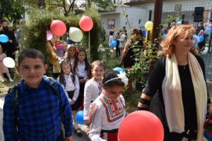 kmet uchebna godina 1509211 7 С издигане на националния флаг и под звуците на химна на Република България тържествено бе открита учебната година в училищата в Община Ловеч