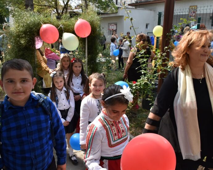 kmet uchebna godina 1509211 7 С издигане на националния флаг и под звуците на химна на Република България тържествено бе открита учебната година в училищата в Община Ловеч