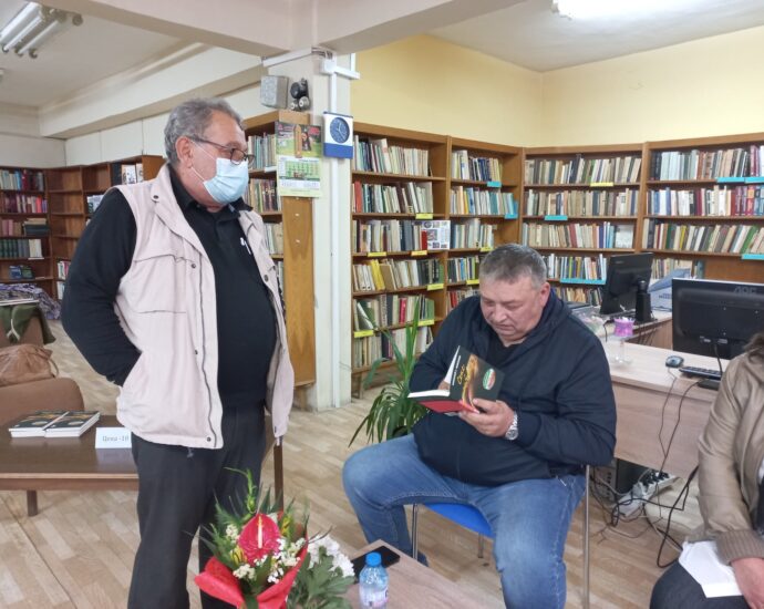 kniga nikolov 300921 2 Втората книга на един изключително талантлив лекар, художник и писател - Николай Николов, беше представена в Ловеч