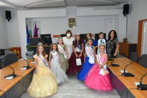 miski 2709211 Кметът на Община Ловеч Корнелия Маринова се срещна с представителна група от победители в конкурса Малка Мис и Малък Мистър Ловеч 2021 г.