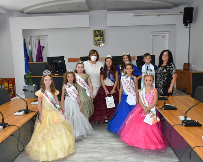 miski 2709211 Кметът на Община Ловеч Корнелия Маринова се срещна с представителна група от победители в конкурса Малка Мис и Малък Мистър Ловеч 2021 г.
