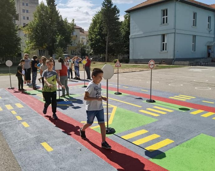 nikiforov 2109211 1 Учениците от ОУ „Христо Никифоров“ проведоха първите си занимания на новоизградена площадка по безопасност на движението по пътищата
